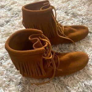 Minnetonka fringe boot NWOT women’s size 7